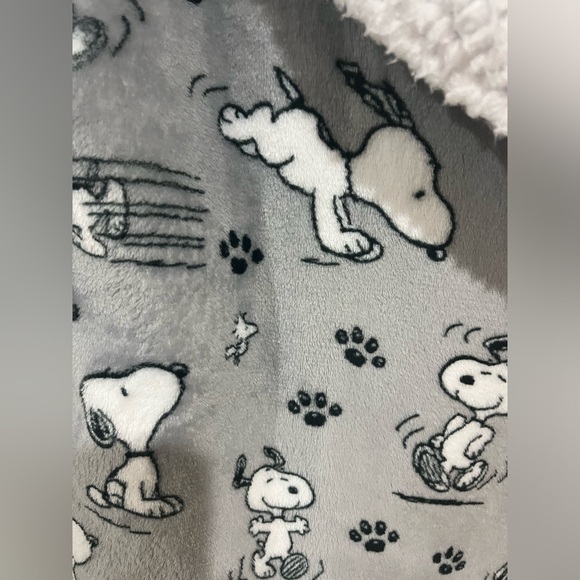Peanuts “SNOOPY” plush short robe. - Picture 4 of 4